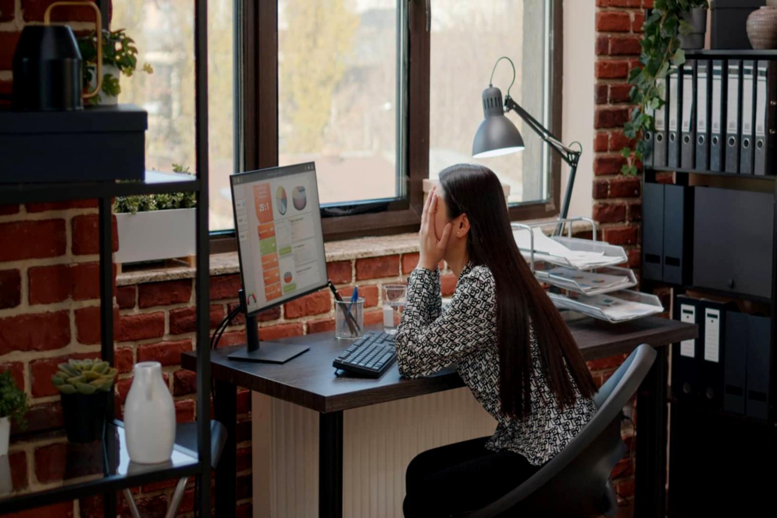 Team bei der Entwicklung von Kursinhalten